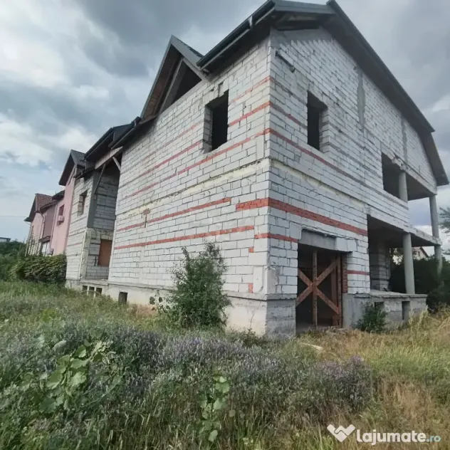 VILA Duplex 1400 m.p. Construiti si 1500 m.p. teren Domnesti