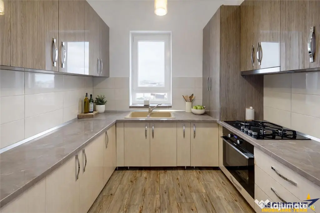 Pe 2 niveluri, Penthouse modern la bulevard, parcare, boxa,