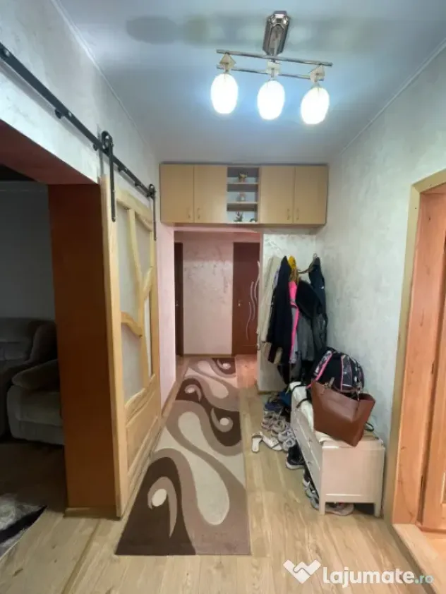 Apartament decomandat cu 3 camere, etaj 3, 2 băi, balcon ș
