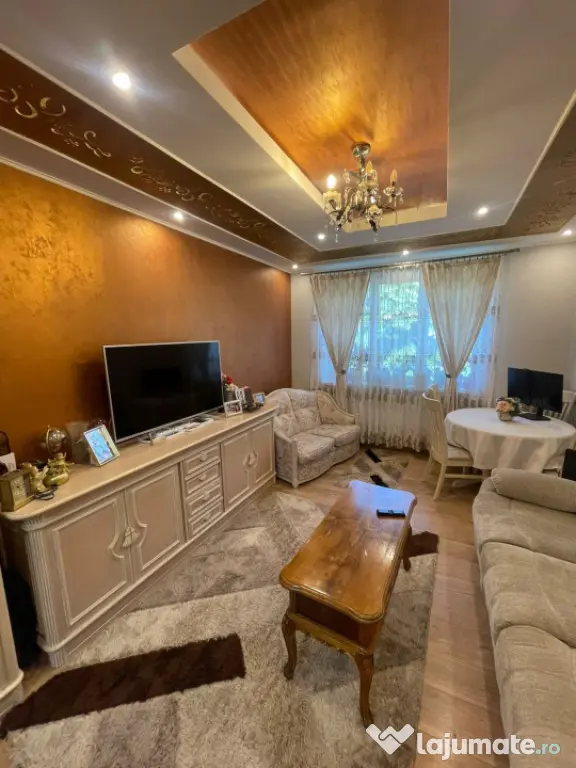 Apartament decomandat cu 3 camere, etaj 3, 2 băi, balcon ș