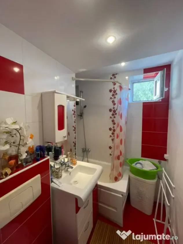 Apartament decomandat cu 3 camere, etaj 3, 2 băi, balcon ș