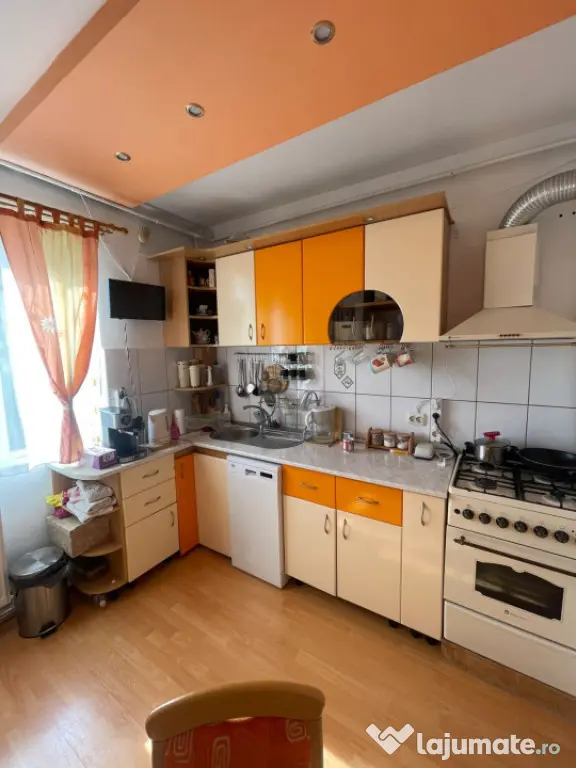 Apartament decomandat cu 3 camere, etaj 3, 2 băi, balcon ș