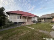 Casă cu 4 camere și un teren de 1000 mp 