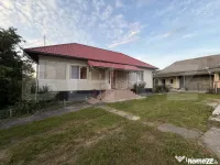 Casă cu 4 camere și un teren de 1000 mp 