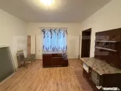 Casă cu 4 camere și un teren de 1000 mp 