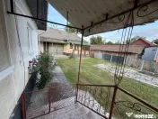 Casă cu 4 camere și un teren de 1000 mp 