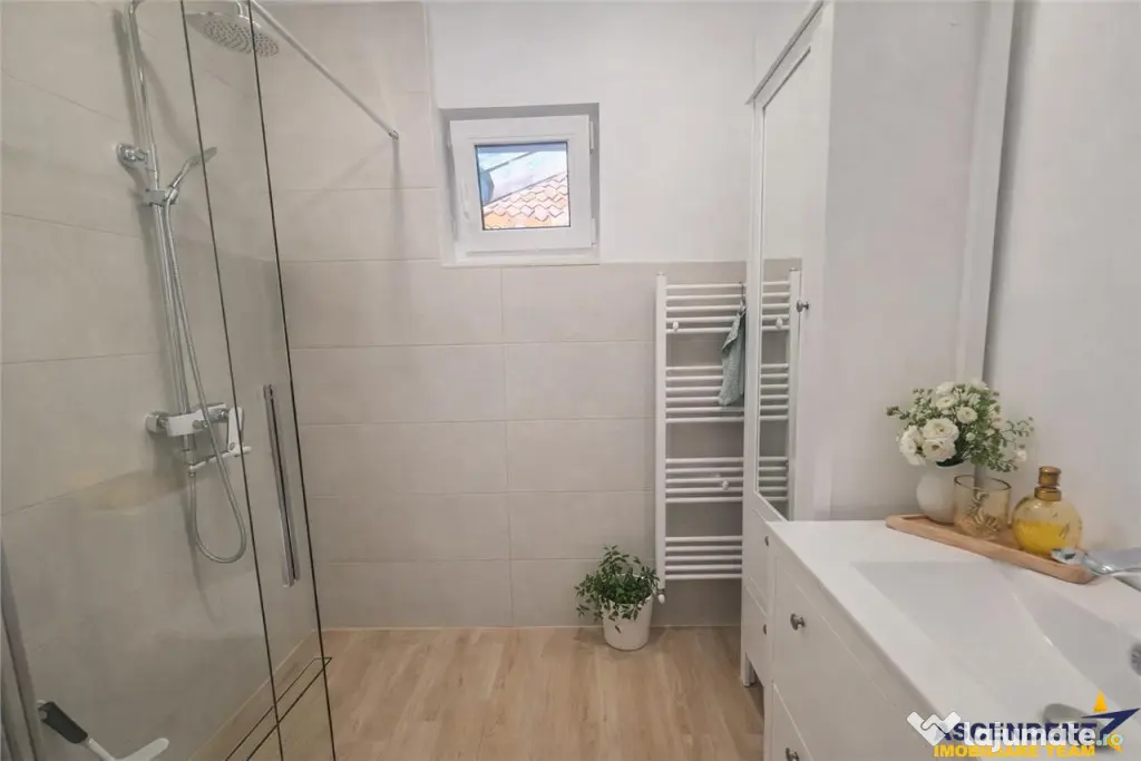 Casa situata central, cu un echilibru remarcabil intre tradi