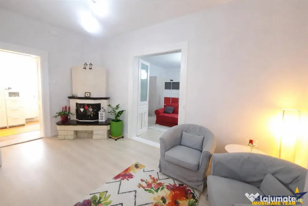 Casa situata central, cu un echilibru remarcabil intre tradi