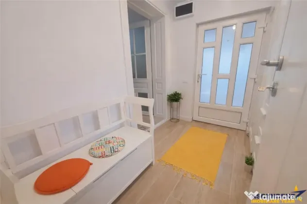 Casa situata central, cu un echilibru remarcabil intre tradi