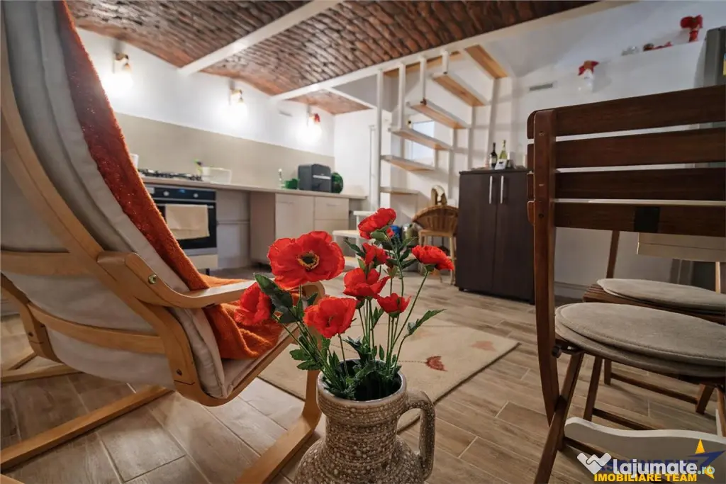 Casa situata central, cu un echilibru remarcabil intre tradi