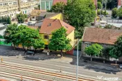 Imobil versatil D+P+E+M | Arteră principală Arad | Curt...