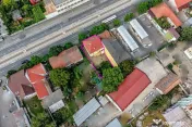 Imobil versatil D+P+E+M | Arteră principală Arad | Curt...
