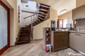 Imobil versatil D+P+E+M | Arteră principală Arad | Curt...
