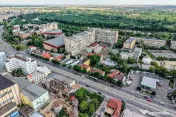 Imobil versatil D+P+E+M | Arteră principală Arad | Curt...