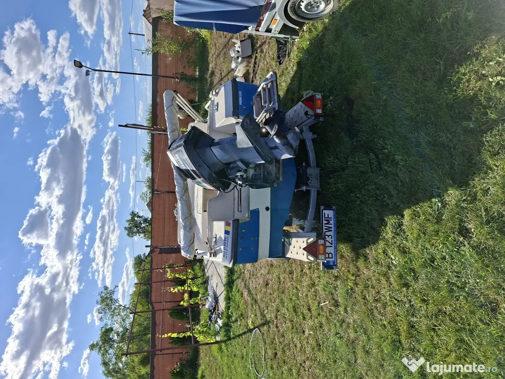 Barca, motor si peridoc