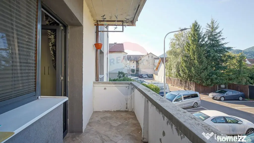 Apartament cu 4 camere de închiriat!