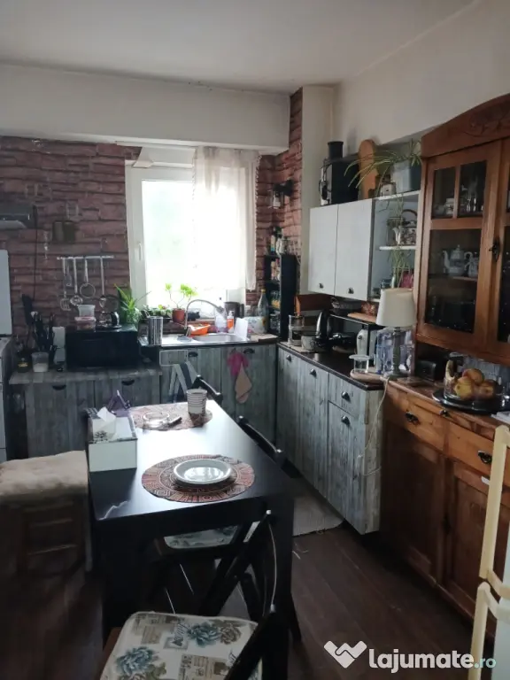 Vând apartament 2 camere, 52,13 m2, decomandat, renovat, central Horezu