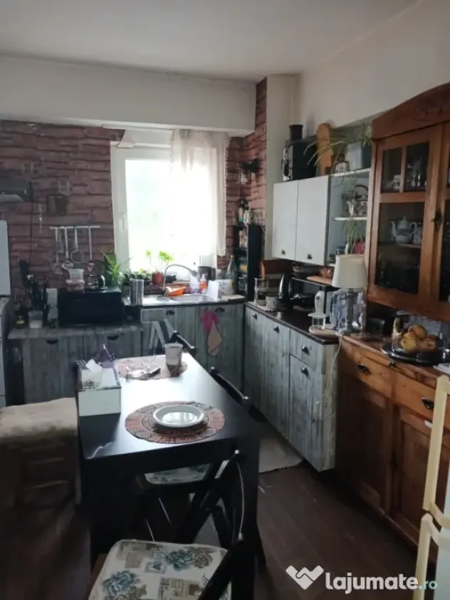Vând apartament 2 camere, 52,13 m2, decomandat, renovat, central Horezu