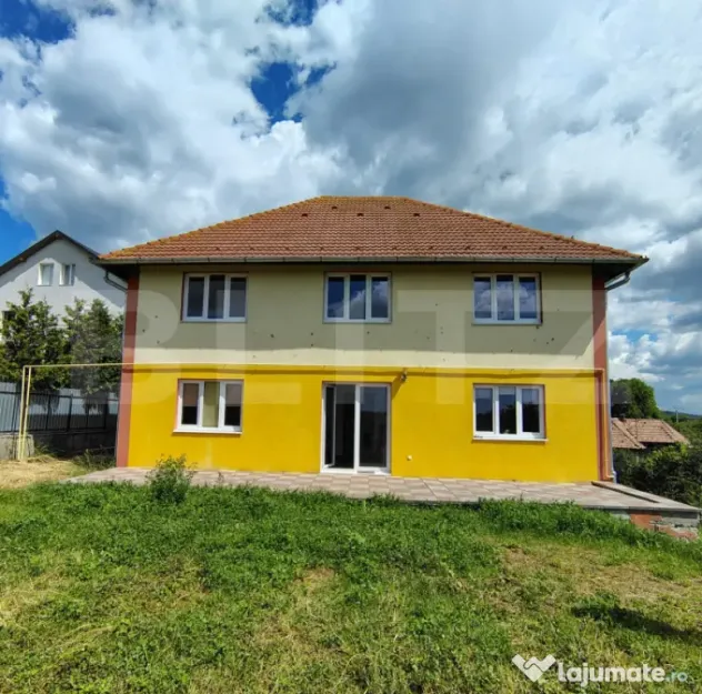 Casa individuala remarcabilă cu 6 camere, 360 mp, teren 447
