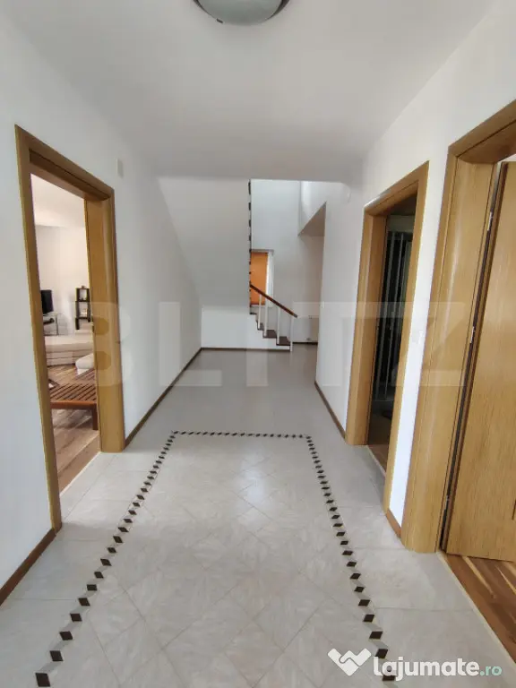Casa individuala remarcabilă cu 6 camere, 360 mp, teren 447