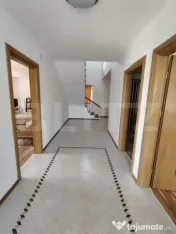 Casa individuala remarcabilă cu 6 camere, 360 mp, teren 447