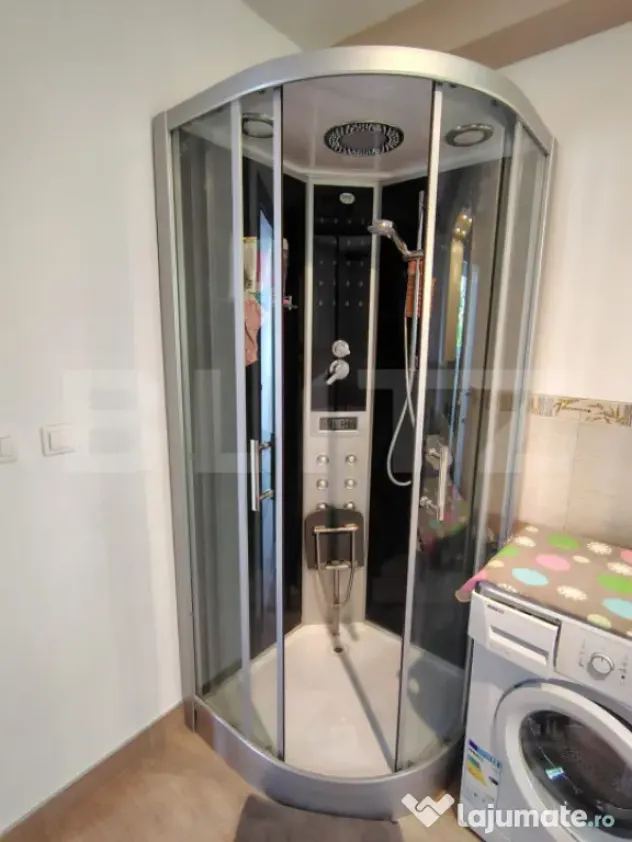 Casa individuala remarcabilă cu 6 camere, 360 mp, teren 447