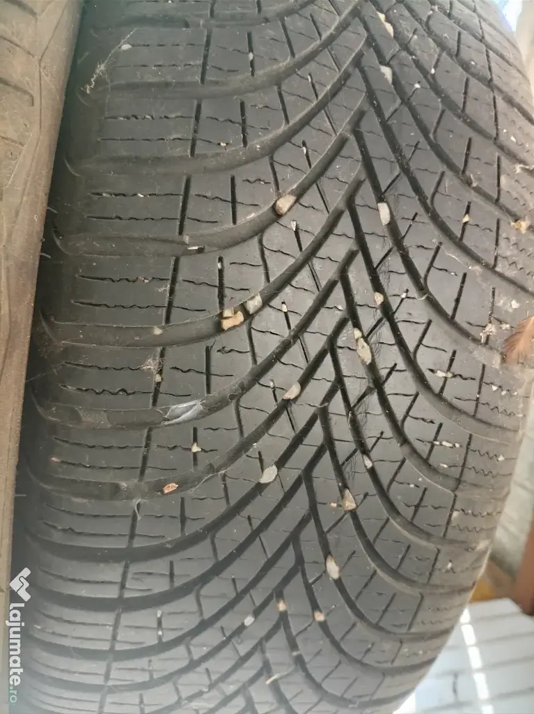 Vând 4 cauciucuri debica 205/55/R16