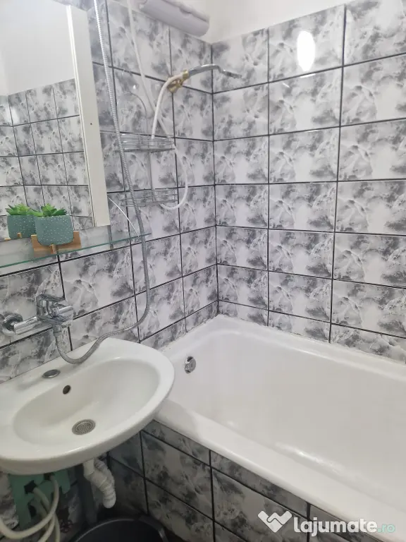 Închiriez garsonieră