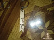 Titlu: Brelocuri din Lemn Personalizate prin Pirogravură 