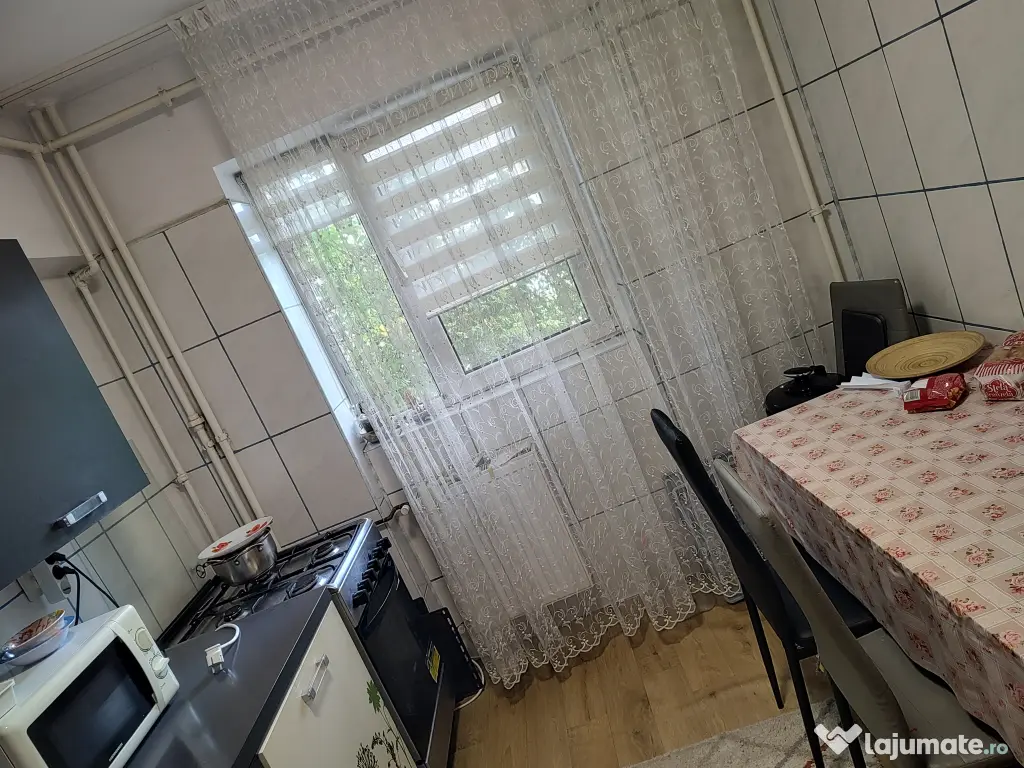 Vând apartament 2 camere zona Bariera Bucuresti