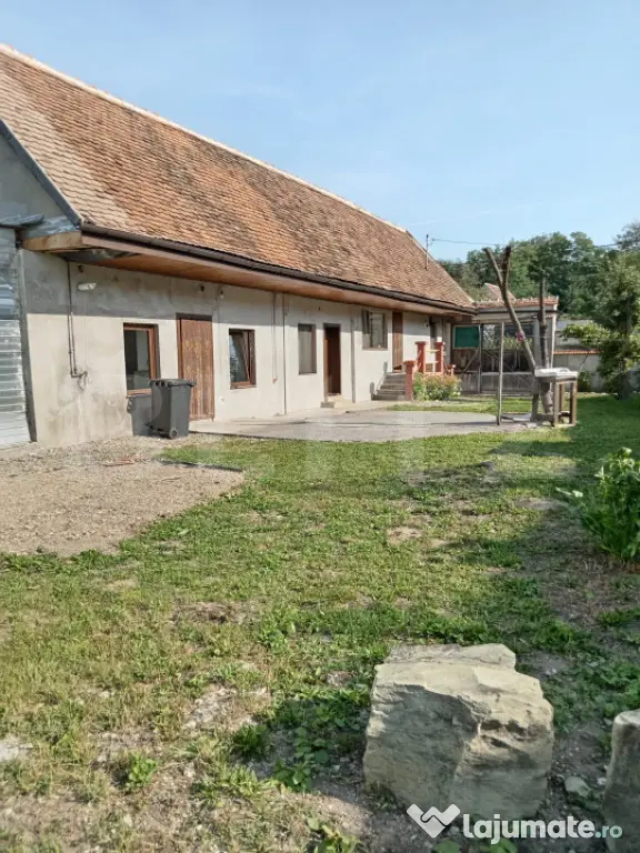 Casă complet renovată, 3 camere, teren 3800 mp – comuna