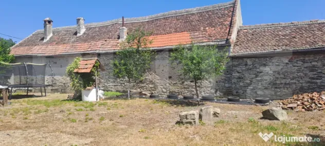 Casă complet renovată, 3 camere, teren 3800 mp – comuna