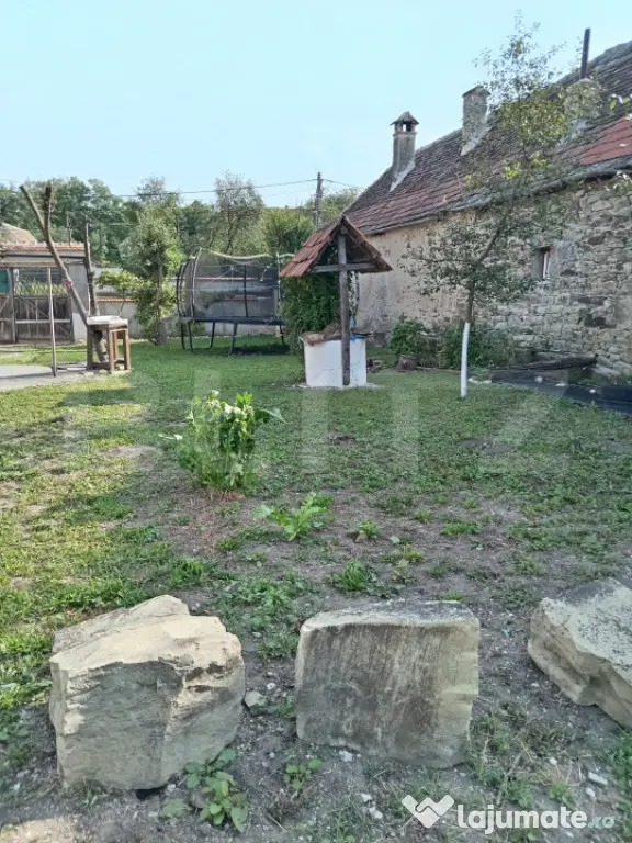 Casă complet renovată, 3 camere, teren 3800 mp – comuna