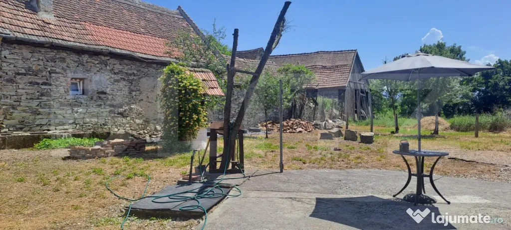 Casă complet renovată, 3 camere, teren 3800 mp – comuna