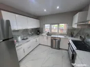 Casă modernă cu 4 dormitoare, 3 băi, locuință sau sediu 