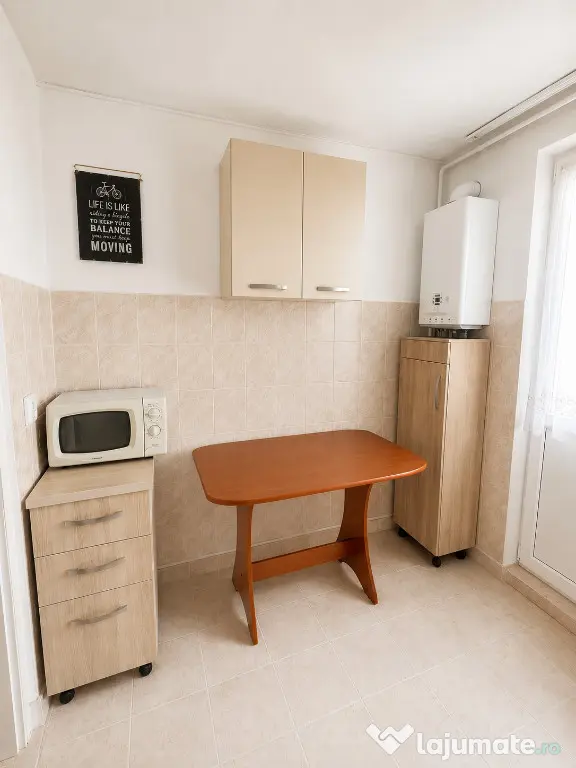 Garsoniera decomandata, spatioasa, in bloc de apartamente, zona Triaj!