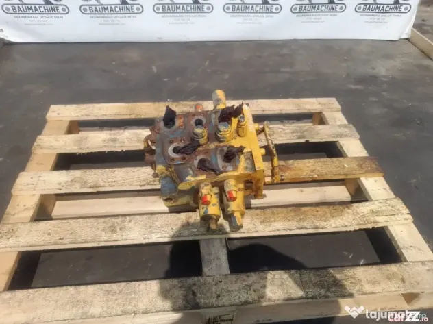 Distribuitor hidraulic pentru incarcator frontal Liebherr L554