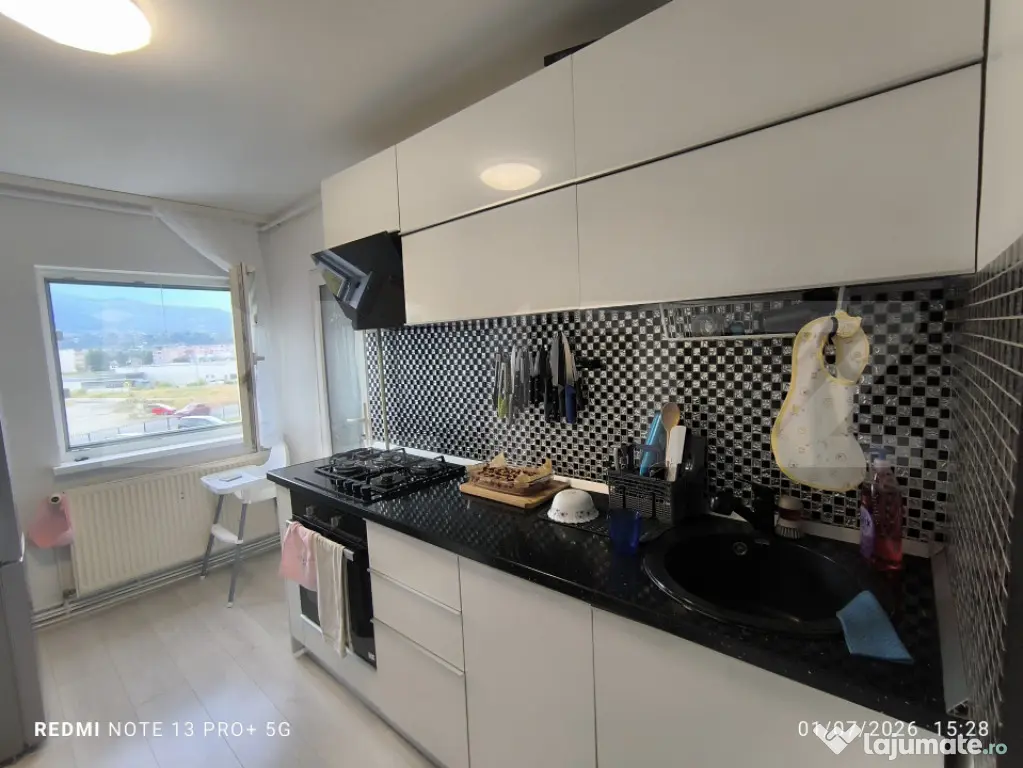 Apartament cu 2 camere, 2 parcari, curte+foisor