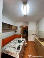 Apartament 4 camere de vânzare în Poarta 6, etaj intermedi