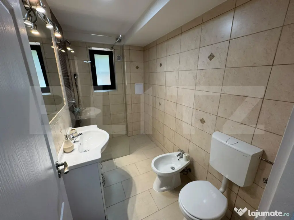 Apartament 3 camere, parcare, curte, zona: Intre Lacuri