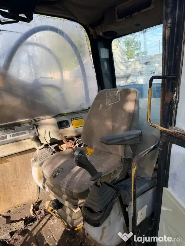 Excavator pe șenile JCB 24 Tone (An 2004) (Necesită revizie reparație)