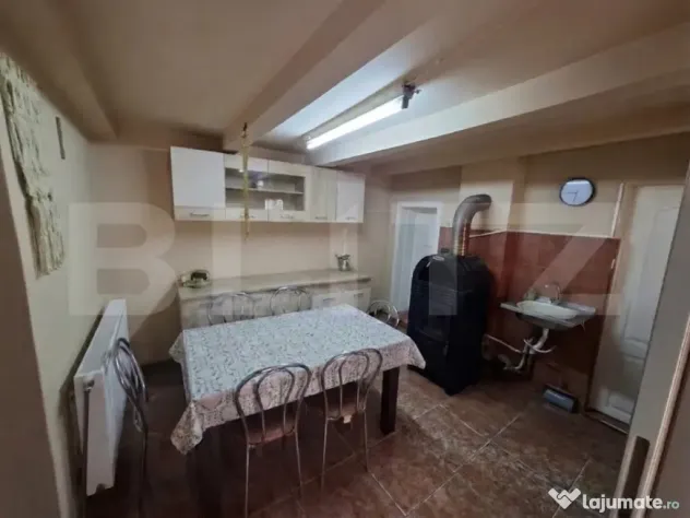 Casa cu 3 camere, 218 mp, zona Lazuri