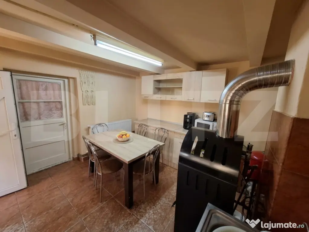 Casa cu 3 camere, 218 mp, zona Lazuri