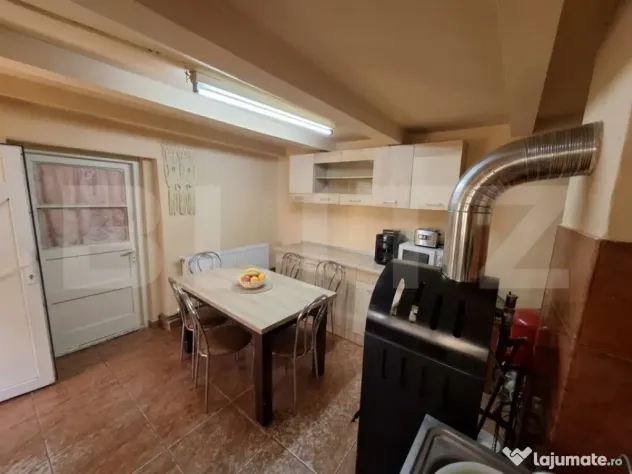 Casa cu 3 camere, 218 mp, zona Lazuri