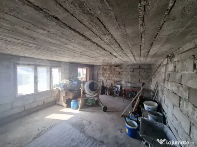 Casa cu 3 camere, 218 mp, zona Lazuri