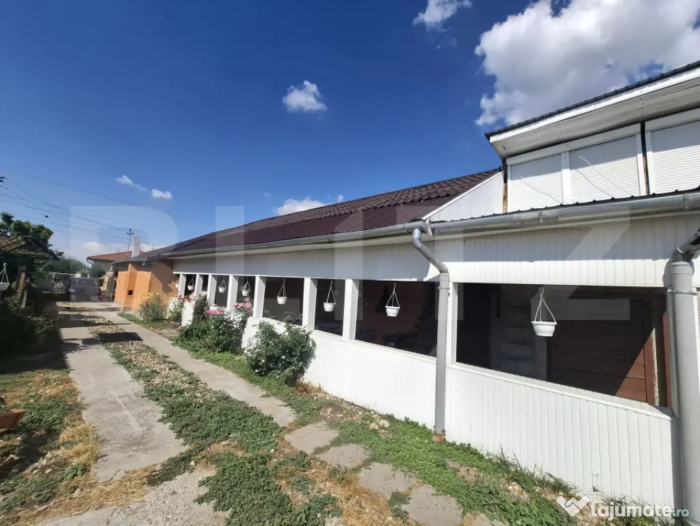 Casa cu 3 camere, 218 mp, zona Lazuri