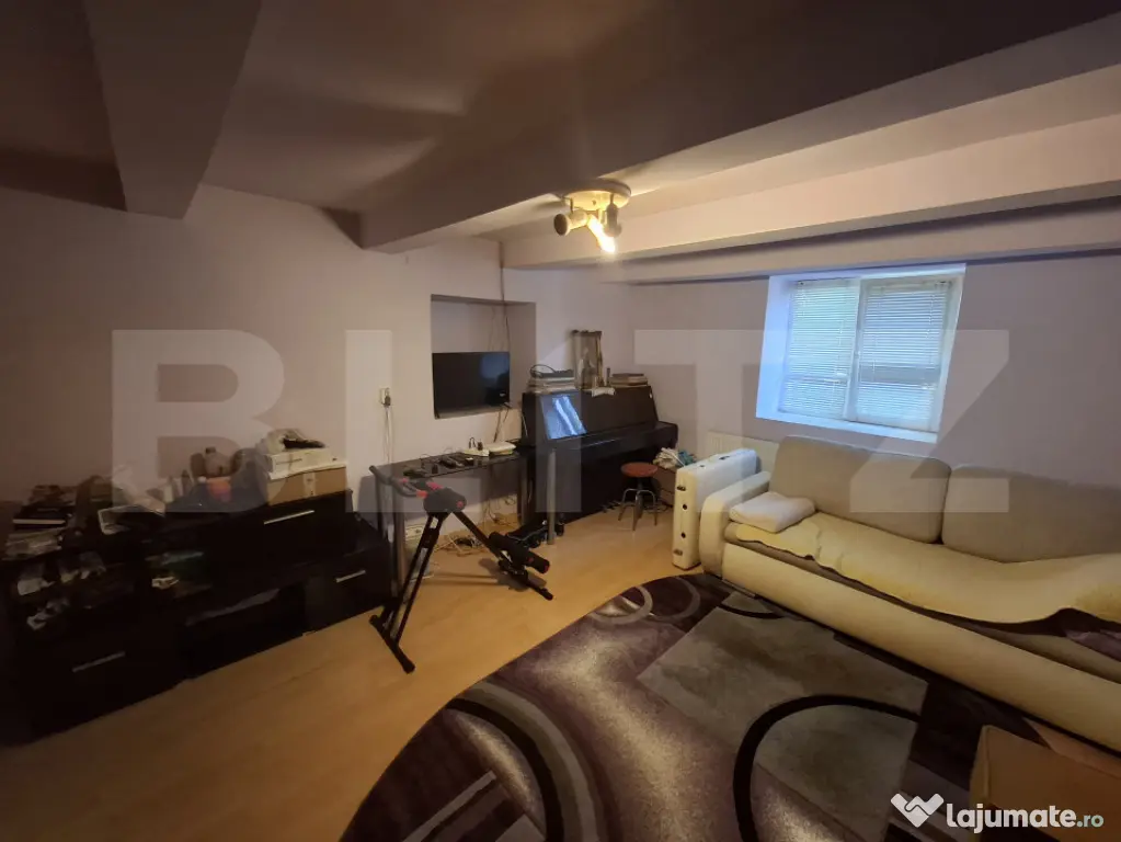 Casa cu 3 camere, 218 mp, zona Lazuri