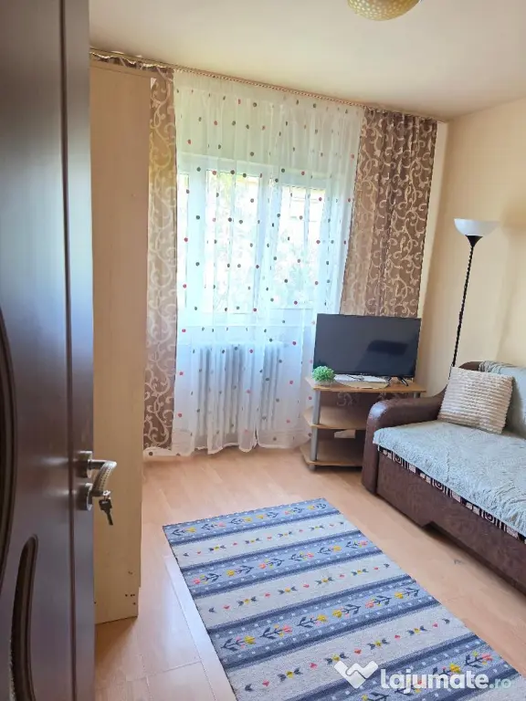 Închiriez apartament 2 camere zona Decebal