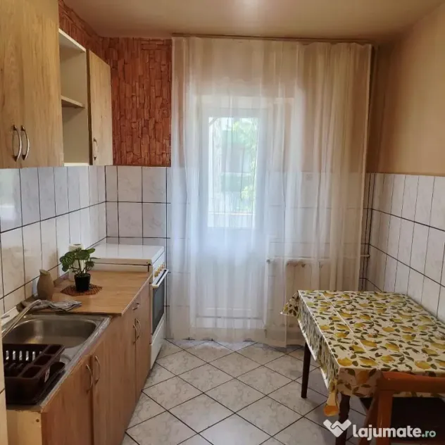 Închiriez apartament 2 camere zona Decebal