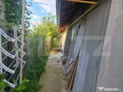 Casă cu farmec în Vișioara – terasă acoperită, curte 